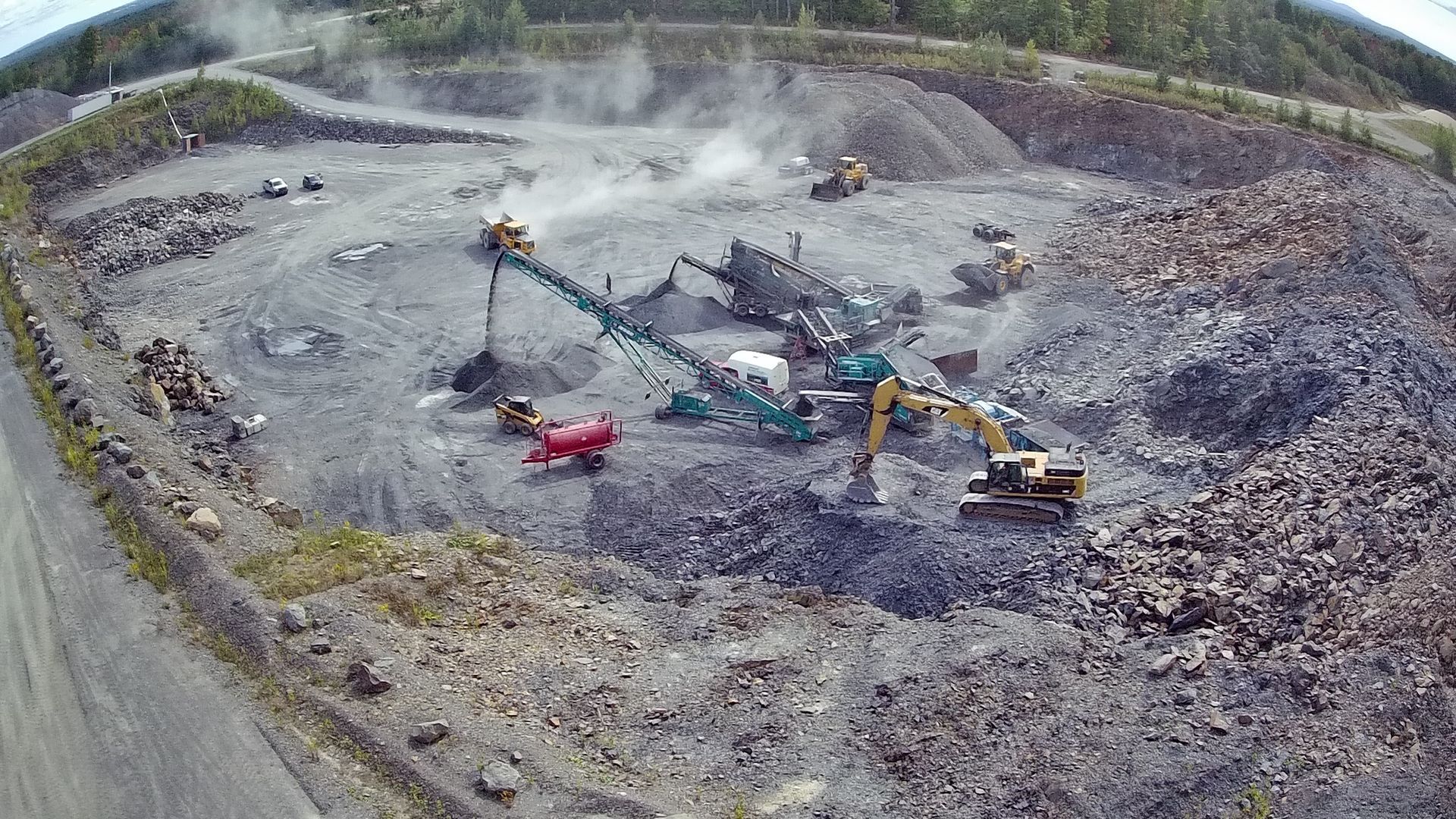 Une vue aérienne d'un chantier de construction avec beaucoup de machines.