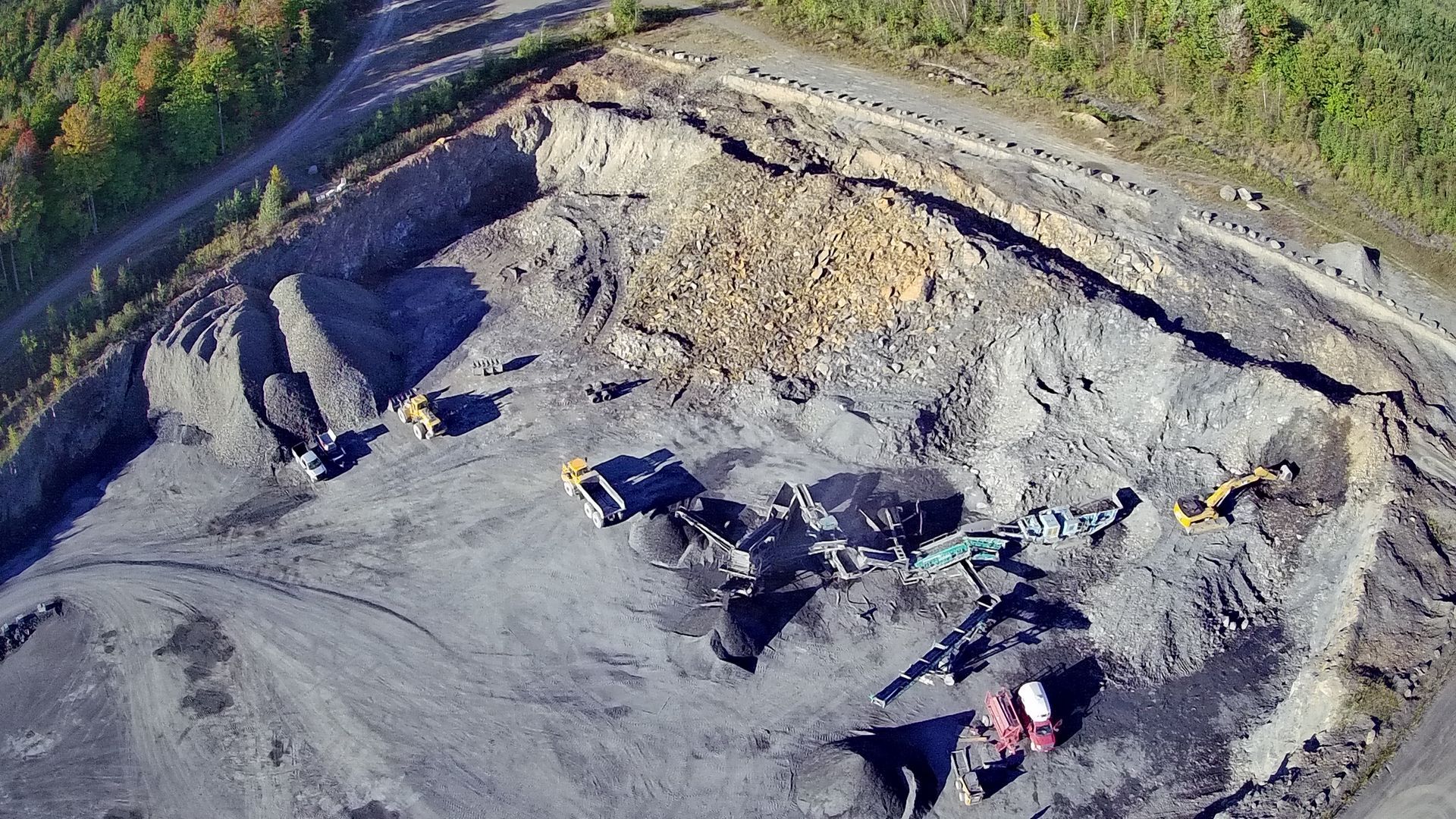 Une vue aérienne d'un gros tas de terre et de rochers.