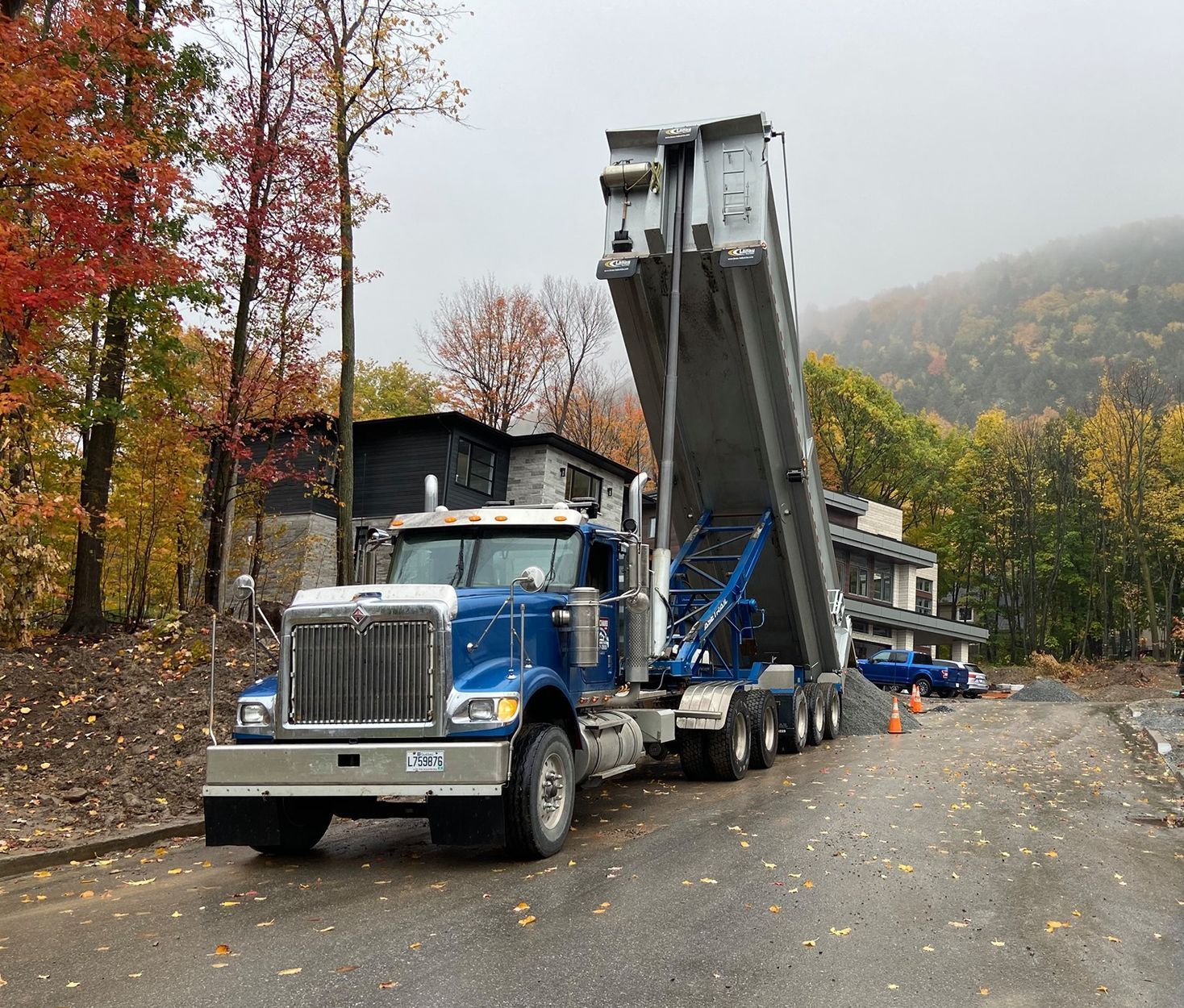 Un camion à benne basculante est garé sur le bord de la route.