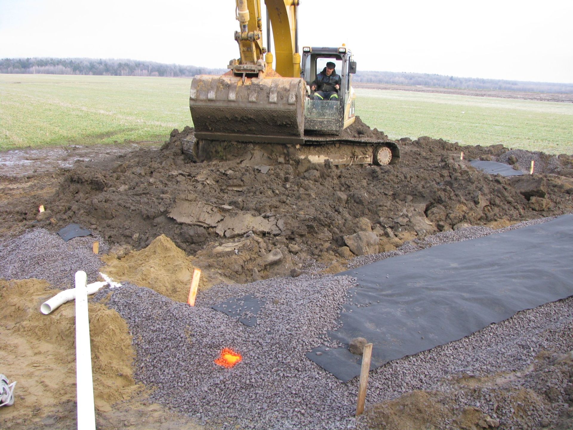 Un homme conduit un bulldozer dans un champ