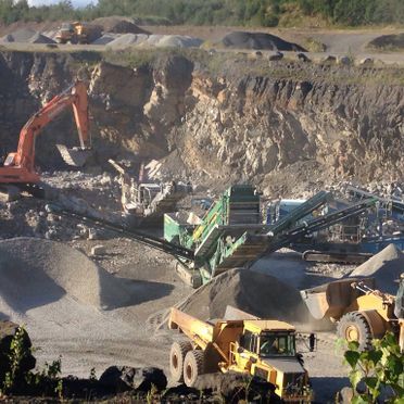 Un camion à benne basculante avec le numéro 90 à l'arrière