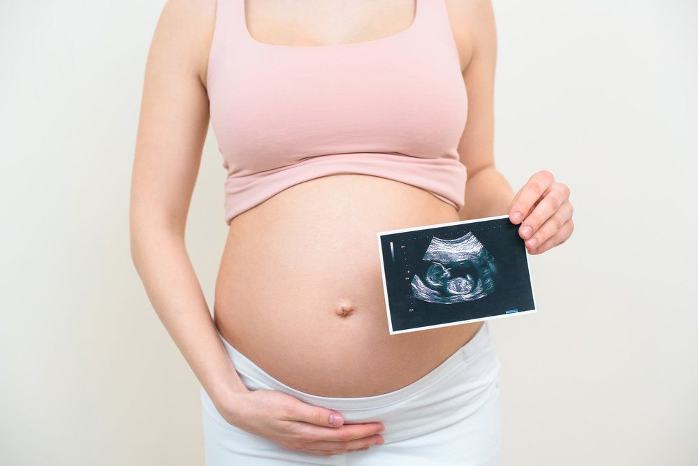 donna incinta con ecografia