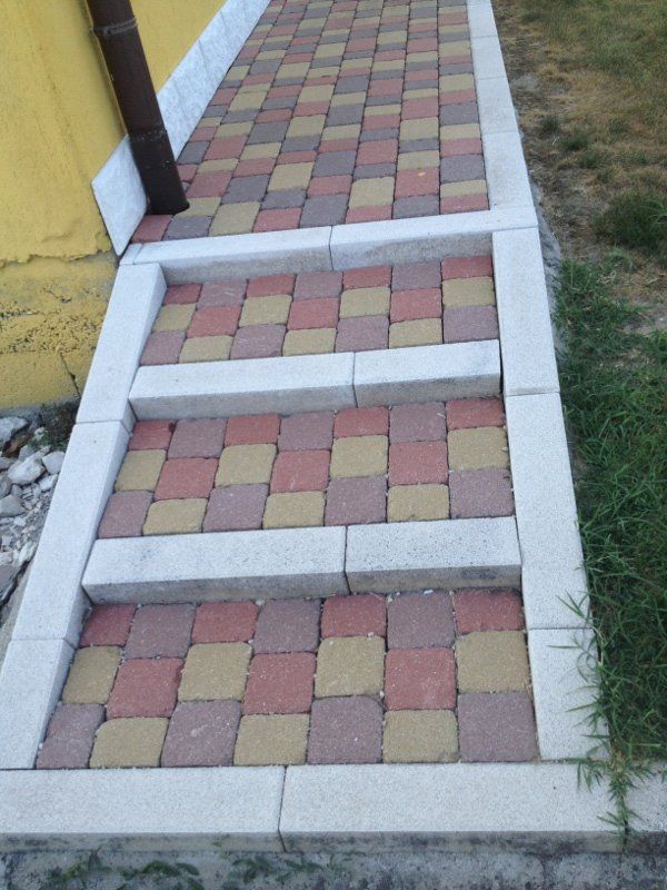 scala con piastrelle