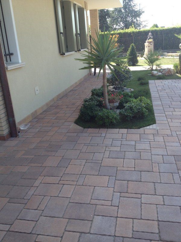 pavimentazione e aiuola