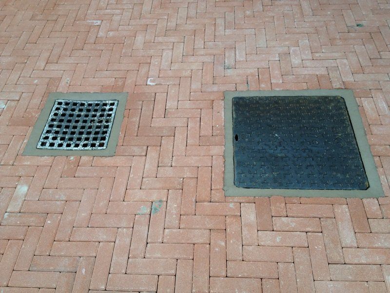 piastrelle e tombino