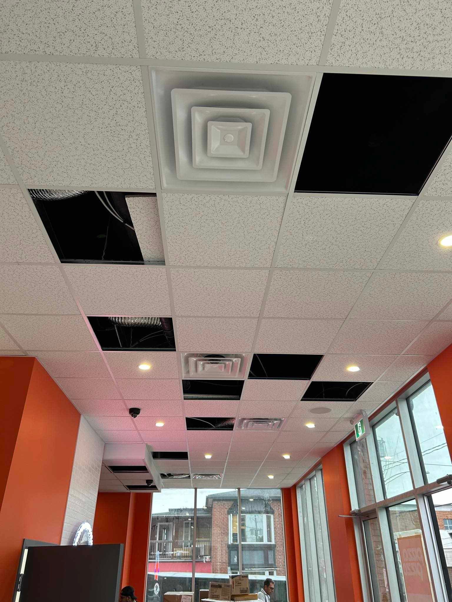 Un plafond avec des trous dans un restaurant.