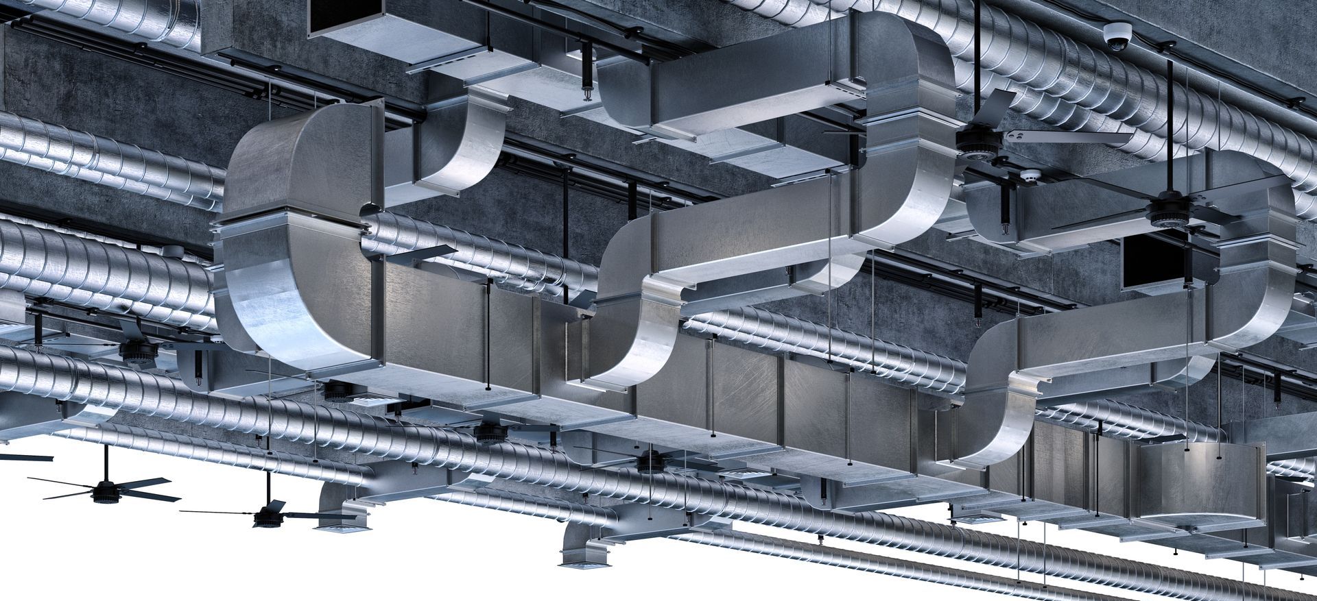 Un tas de tuyaux métalliques pendent du plafond d'un bâtiment.