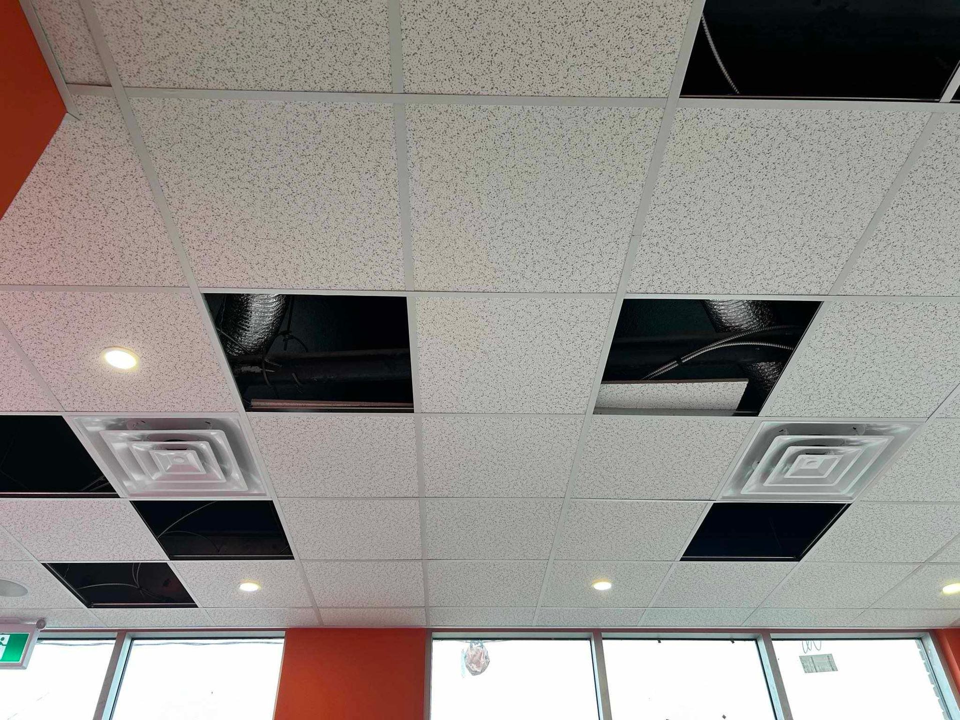 Un plafond avec beaucoup de carrés et de trous.