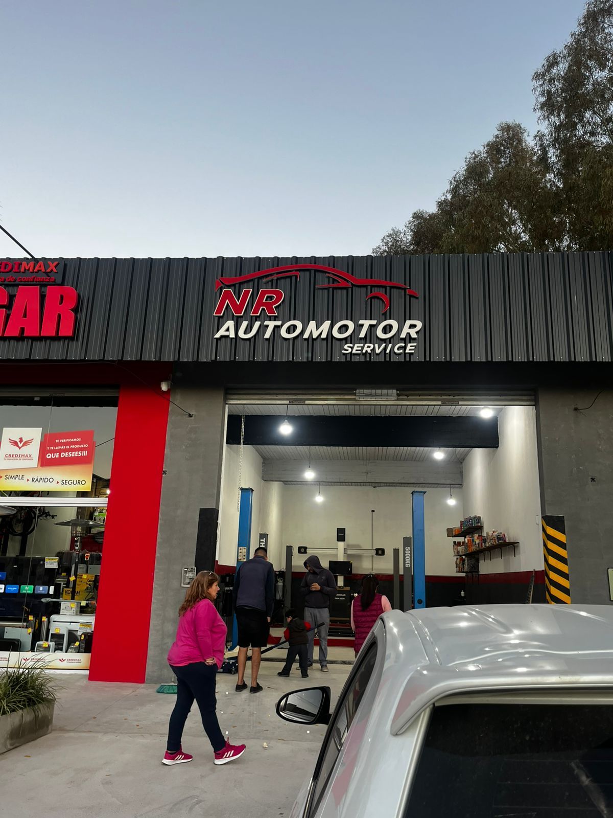 Exterior de un taller mecánico con un letrero que dice