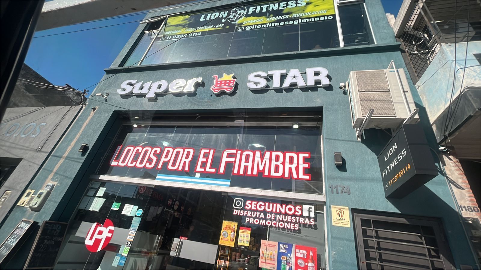 Fachada de la tienda Super Star, con un letrero que dice