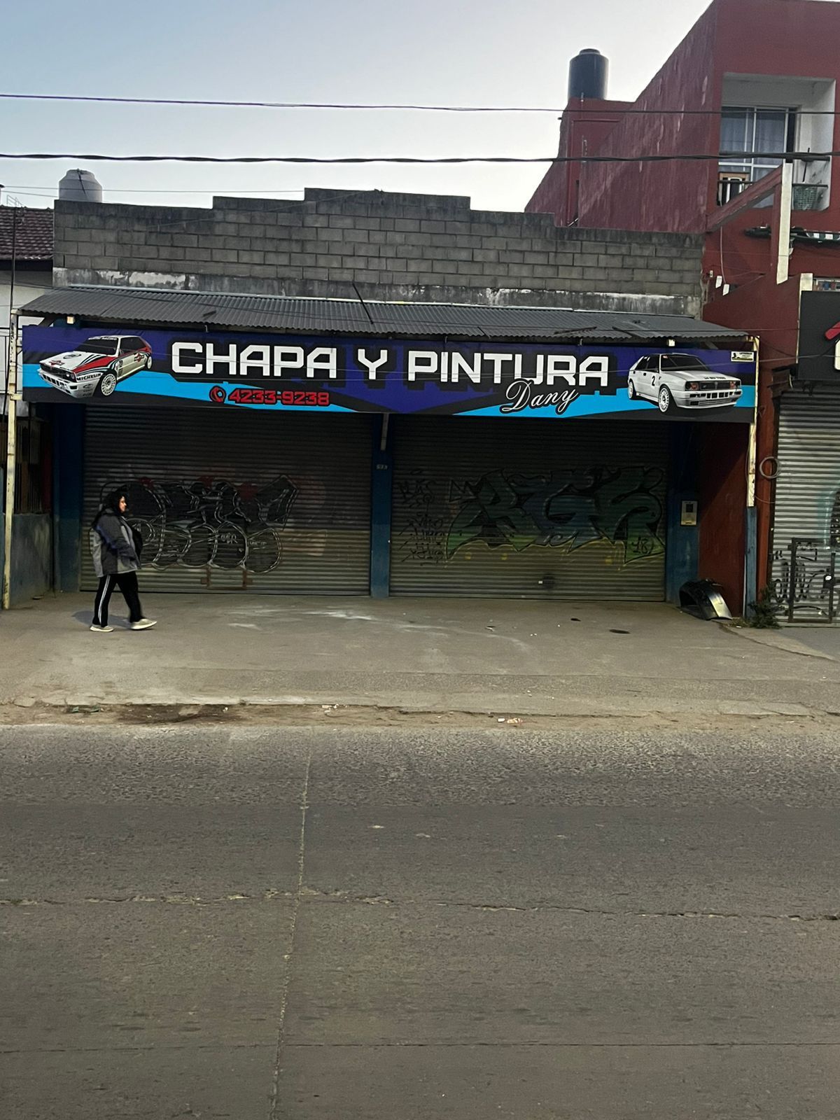 Un escaparate con el letrero