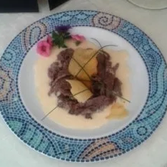 straccetti di carne salata su crema di formaggi teneri