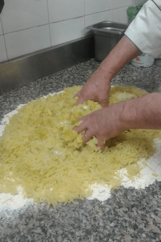 lavorazione a mano dell'impasto per gli gnocchi di patate