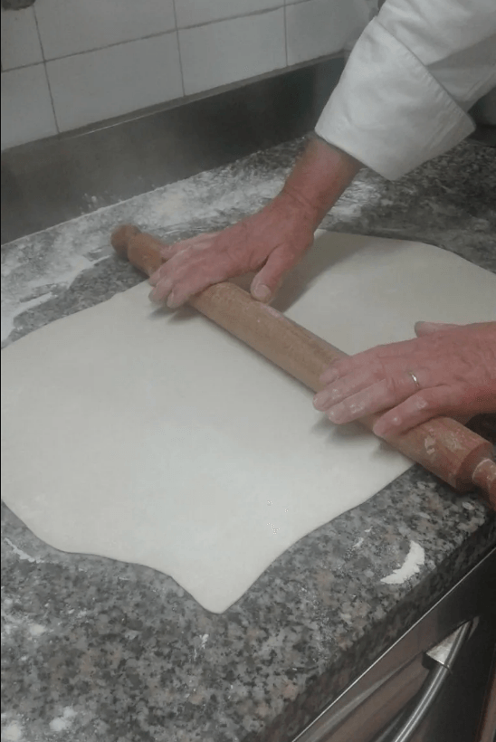 preparazione dell'impasto per lo strudel