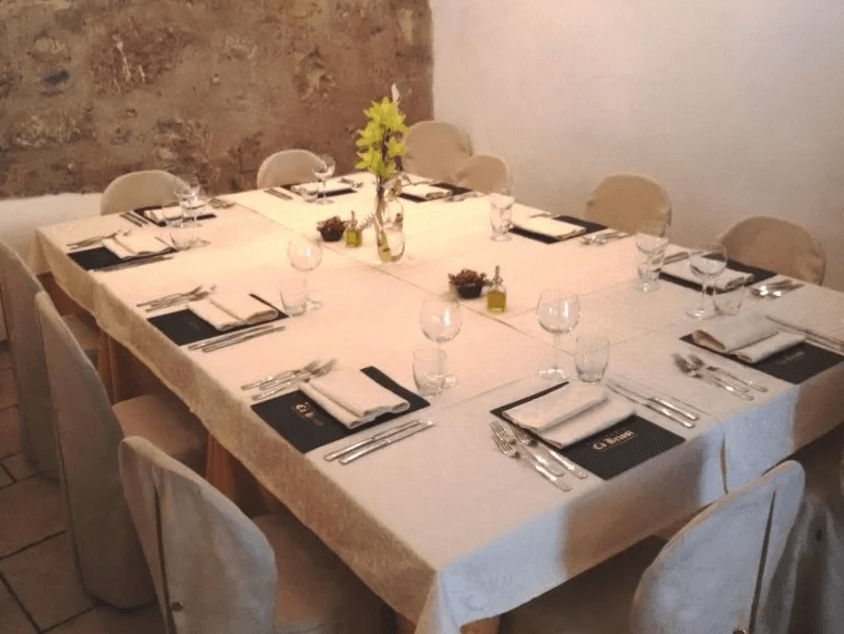 tavoli del ristorante per piccoli eventi e cerimonie
