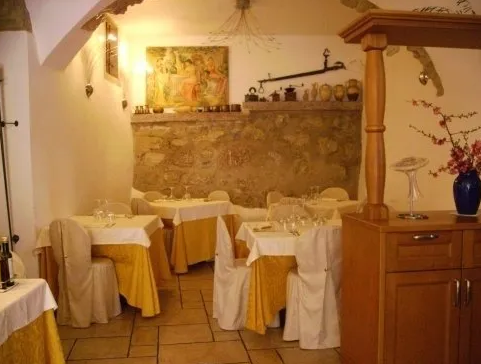 tavoli del locale con cucina tipica trentina