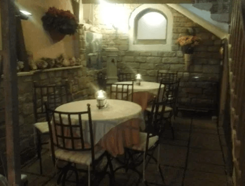 tavoli del ristorante tradizionale del Trentino