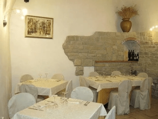 tavoli del ristorante con cucina tradizionale trentina