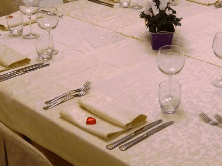 dettagli della tavola del ristorante trentino