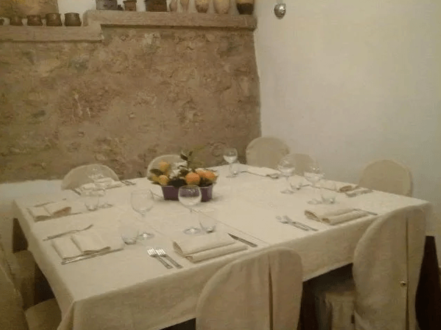 ristorante tipico con mura in pietra