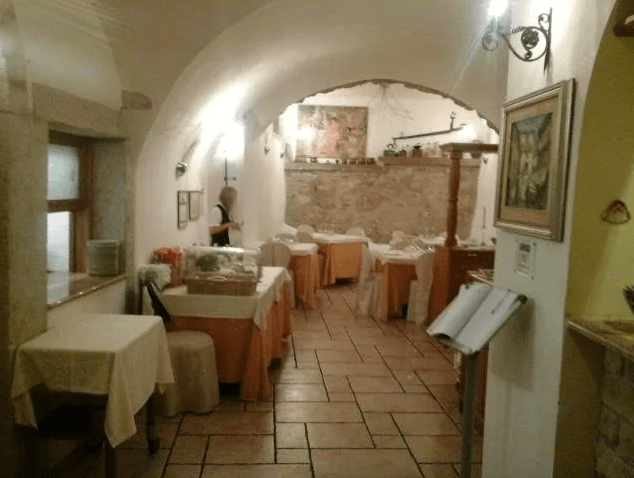 ristorante tipico con soffitto a volta