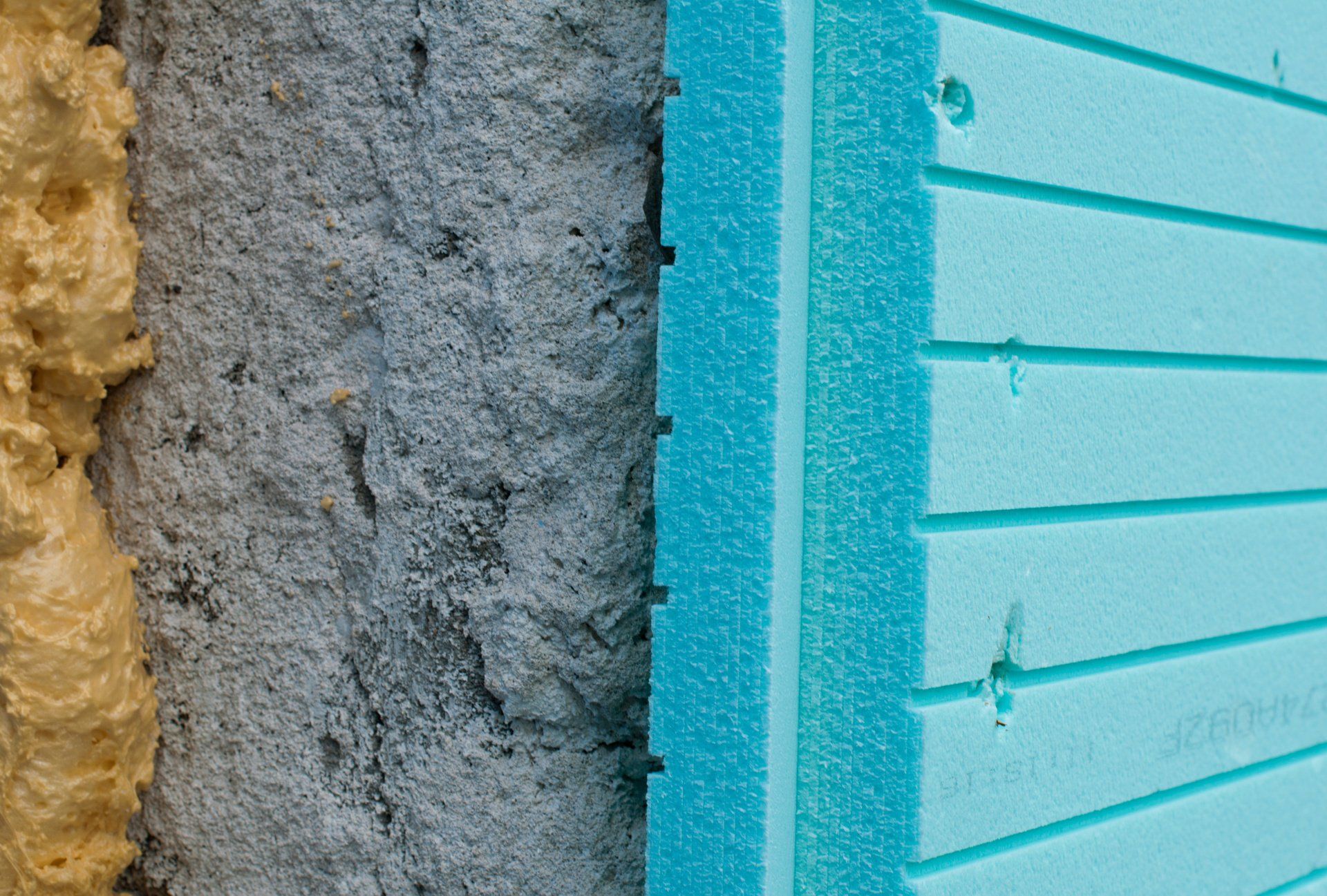 Blauer Schallschutz an Wand