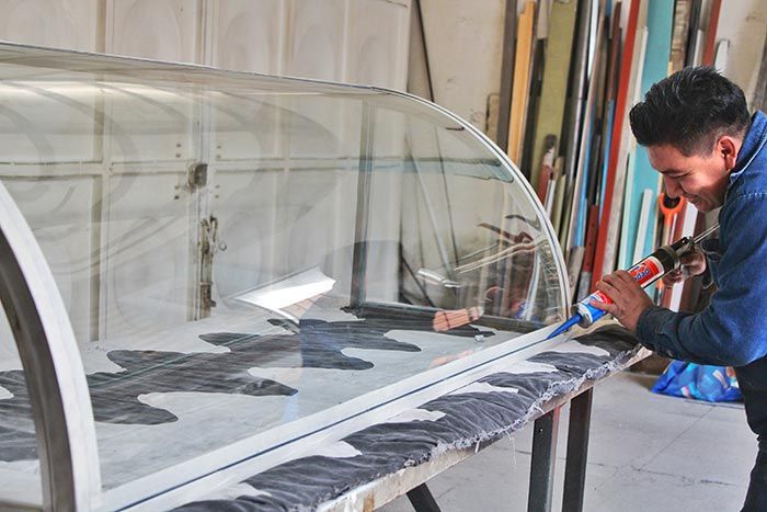 LA PROVIDENCIA HERRERÍA - FABRICACIÓN DE VITRINA CON VIDRIO CURVO