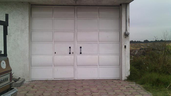 PORTÓN BLANCO A DOS HOJAS 3