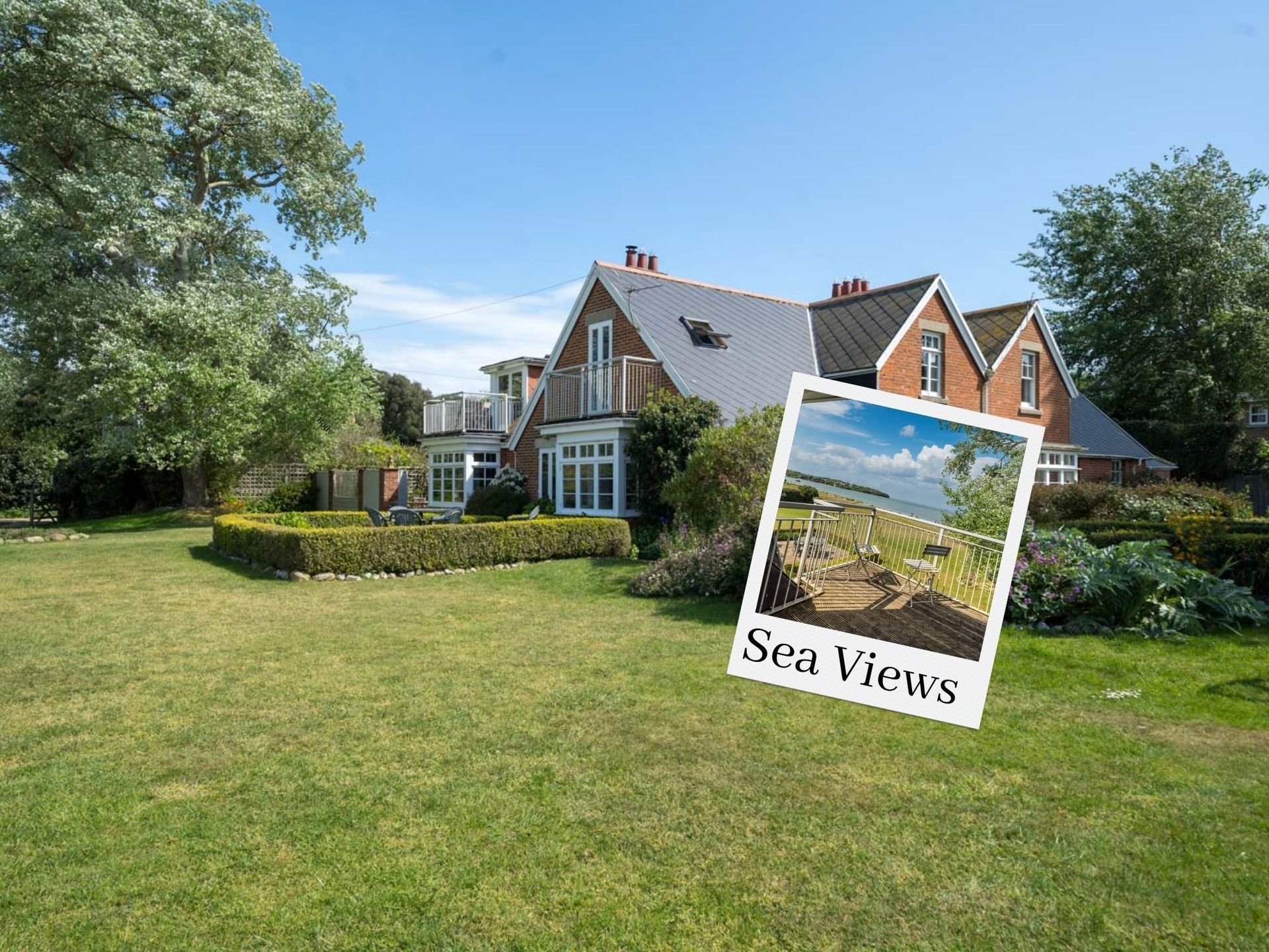 Sandcove, direct access to the beach,  isle of wight, pet friendly short walk to the village of Bembridge, but close to the pub!. Private parking, large garden. Sleeps 10 EV charger, summer house with sauna & shower.