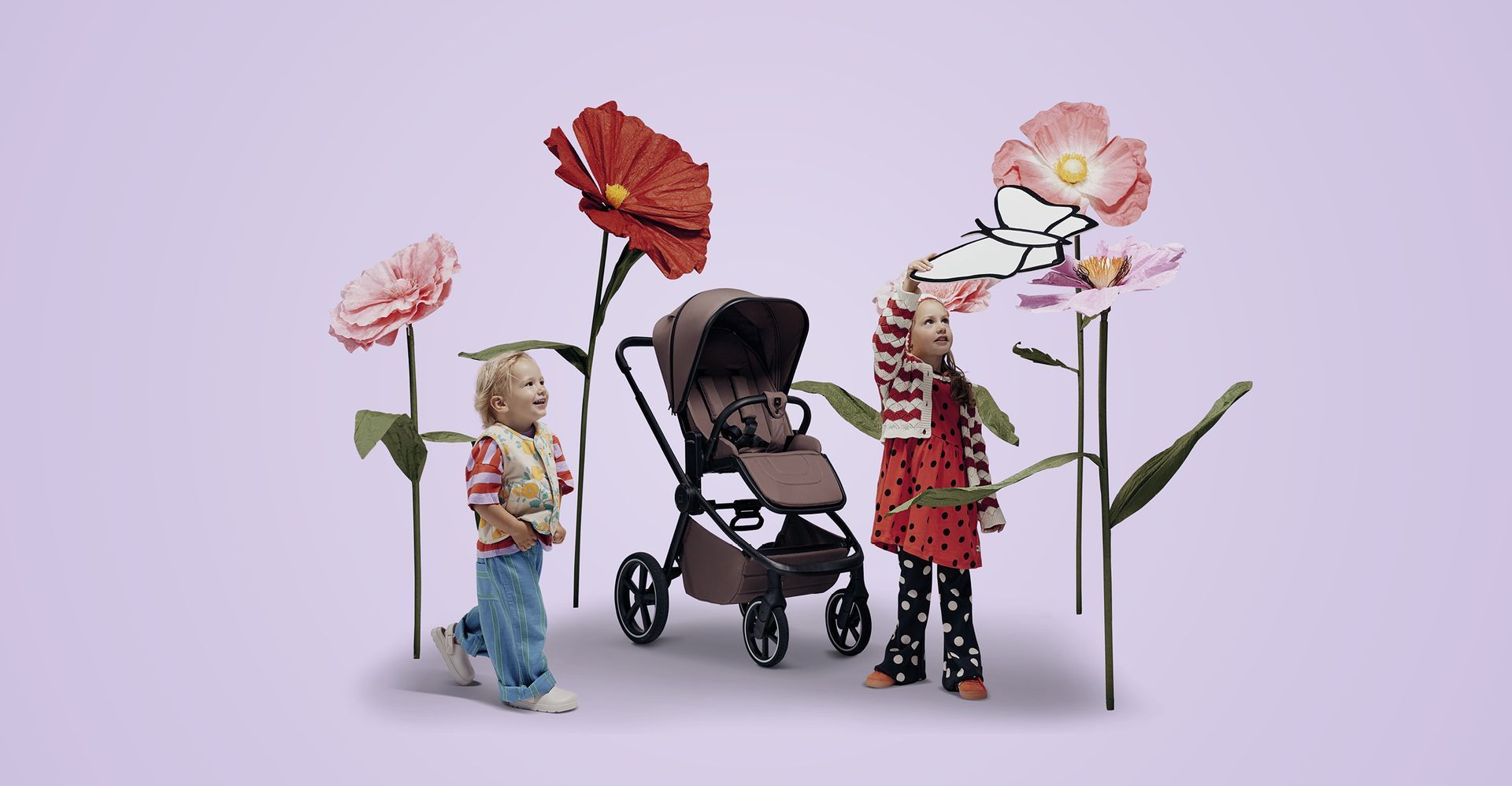 Kinder mit Blumen und einem Kinderwagen vor lavendelfarbenem Hintergrund.