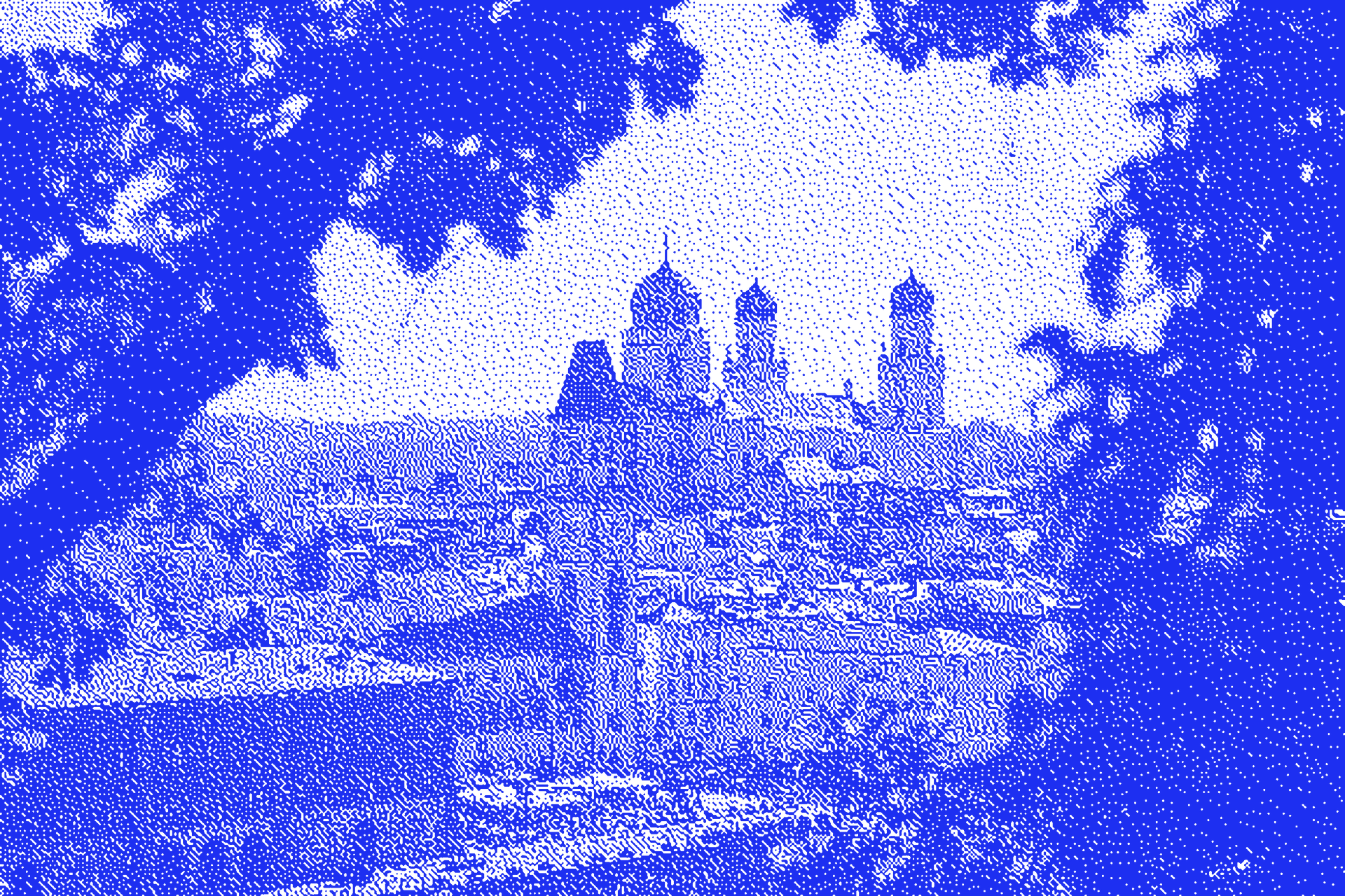 Blau-weißes, pixeliges Bild einer Gebäudesilhouette vor bewölktem Himmel.