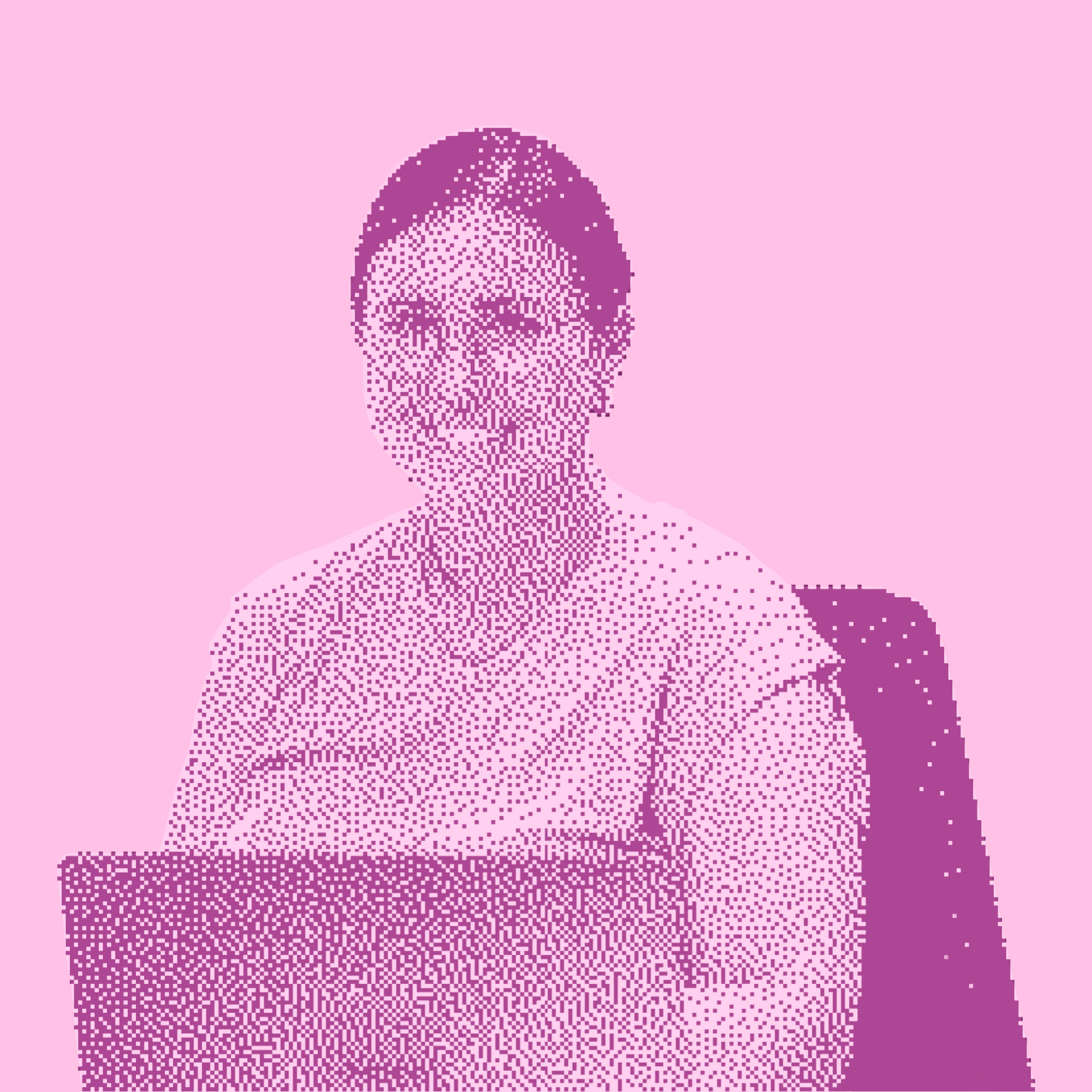 Frau mit Laptop in einem rosafarbenen Büro. Lächelt.