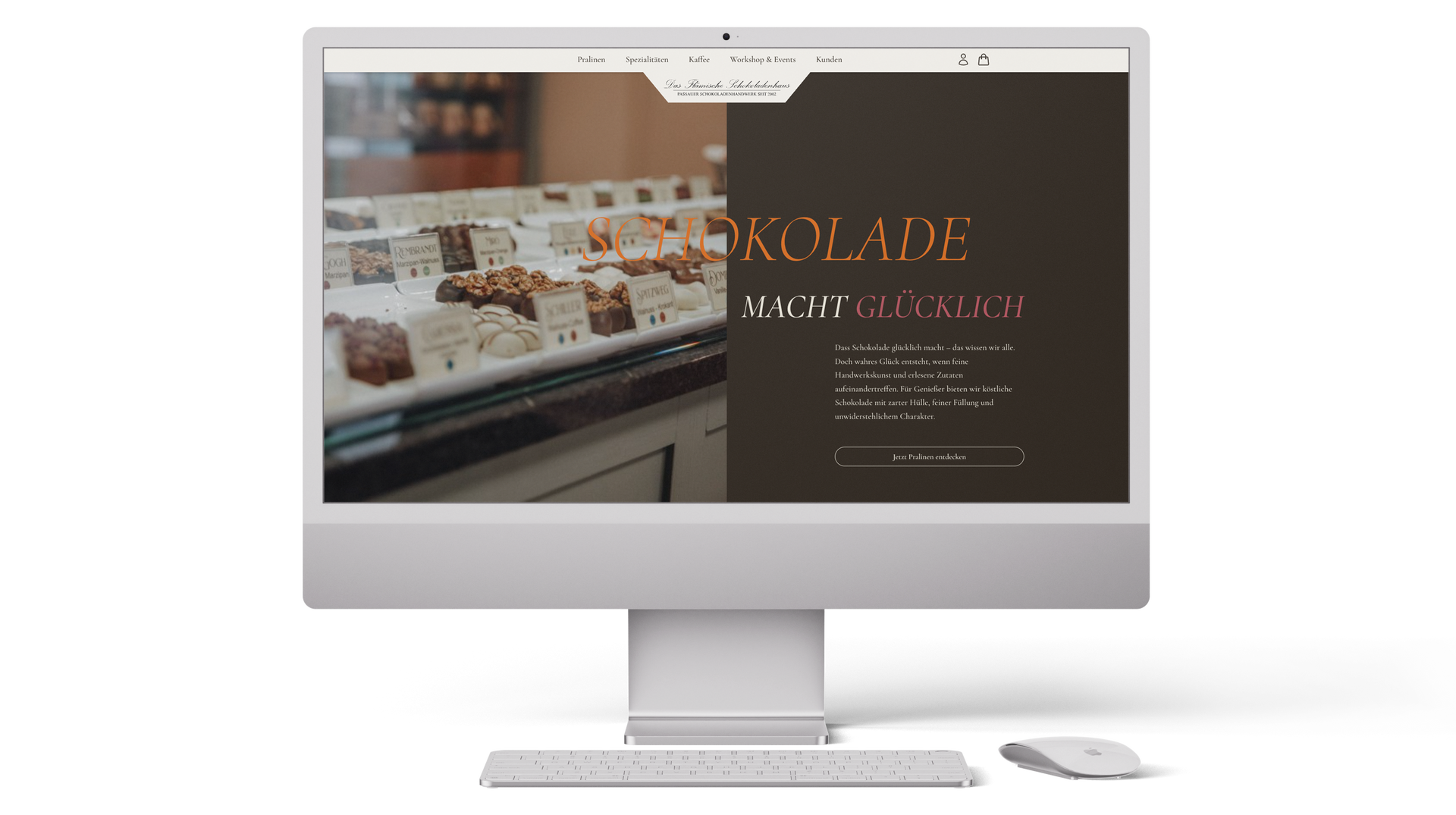 Computerbildschirm mit der Webseite eines Schokoladengeschäfts, links eine Vitrine mit Pralinen.