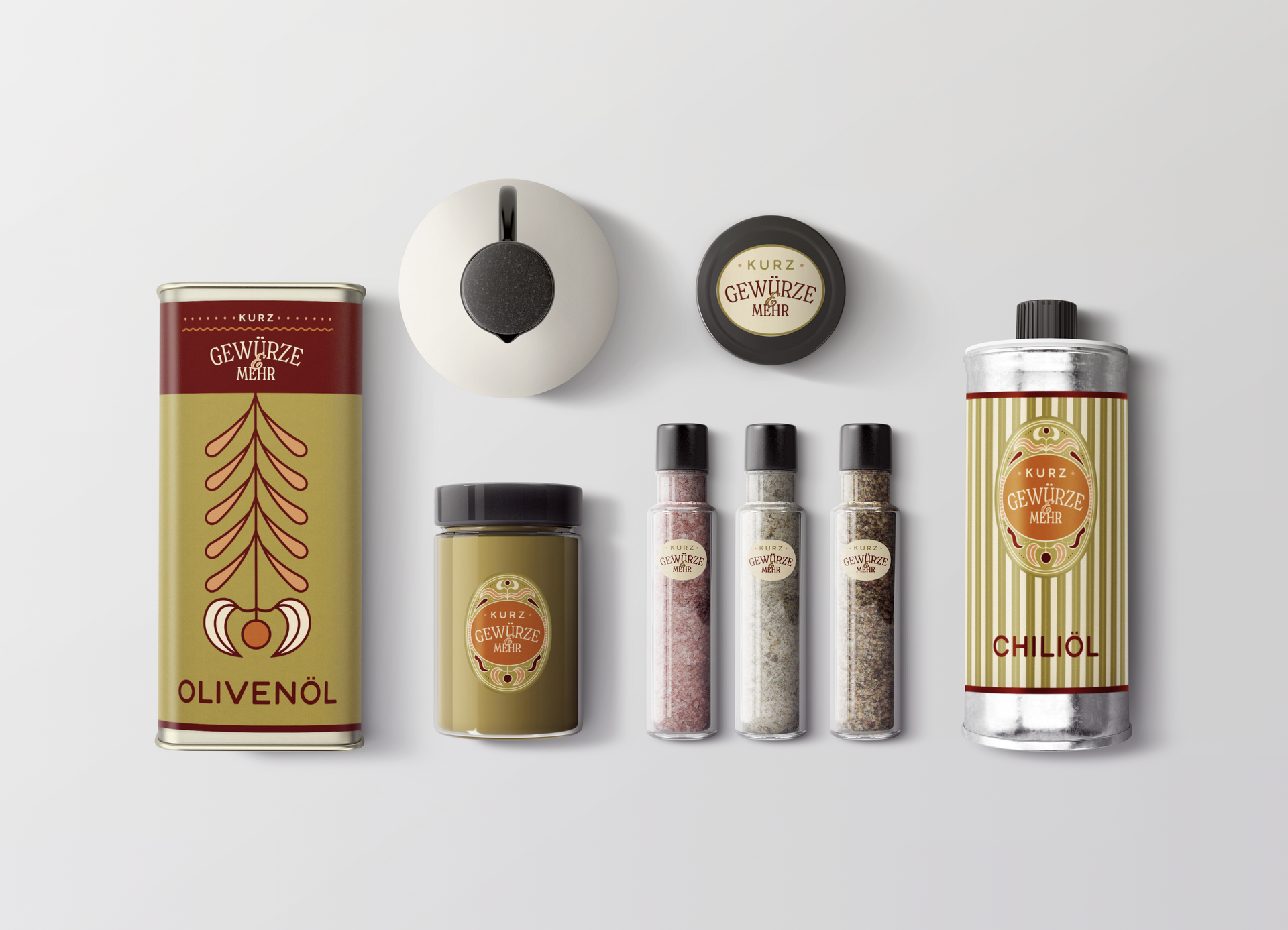 Verschiedene Olivenöl- und Gewürzbehälter sind auf einer weißen Fläche angeordnet.