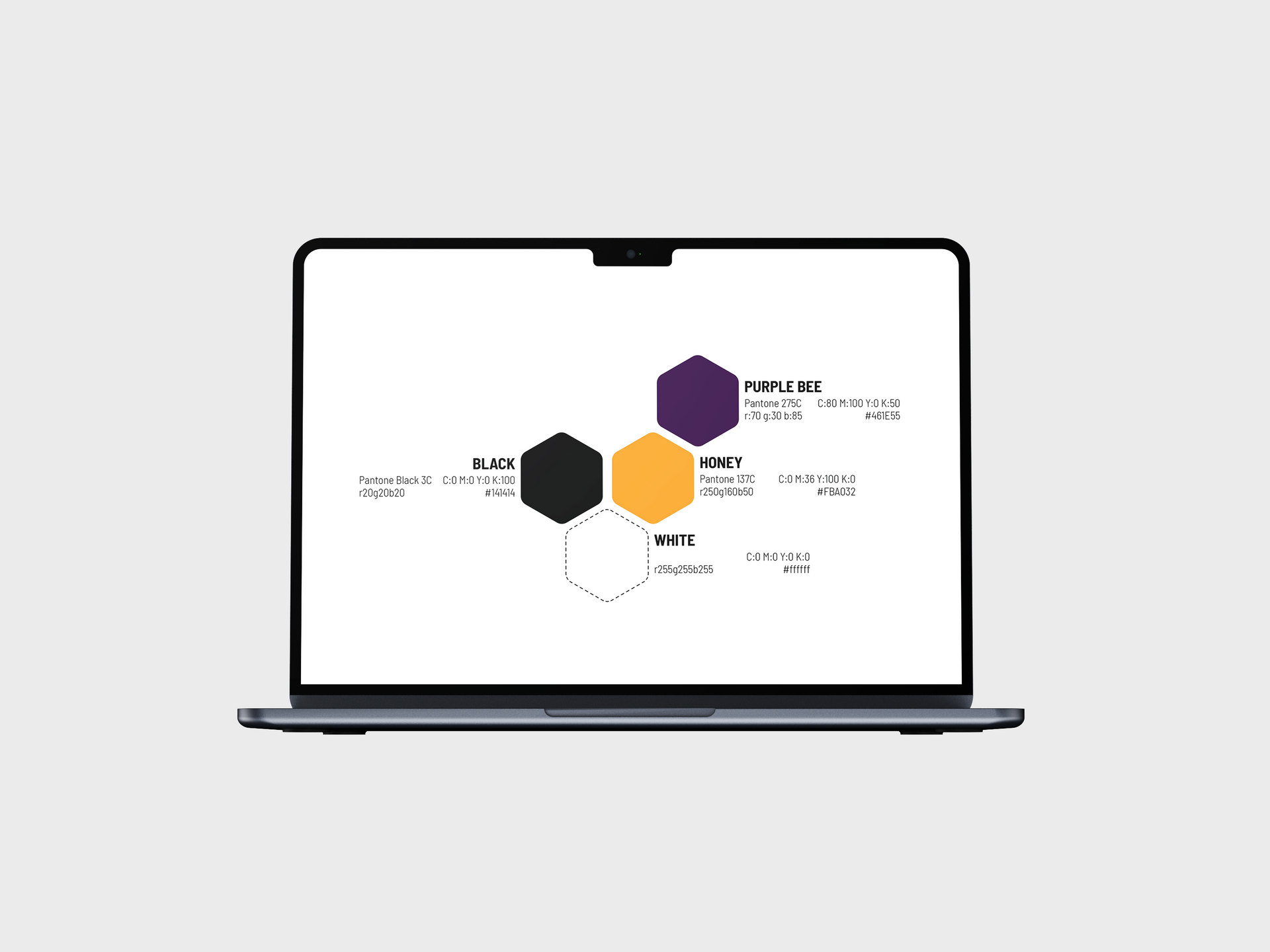 Laptop mit einer Präsentation, die drei miteinander verbundene Sechsecke zeigt; schwarz, gold und lila mit weißer Schrift.