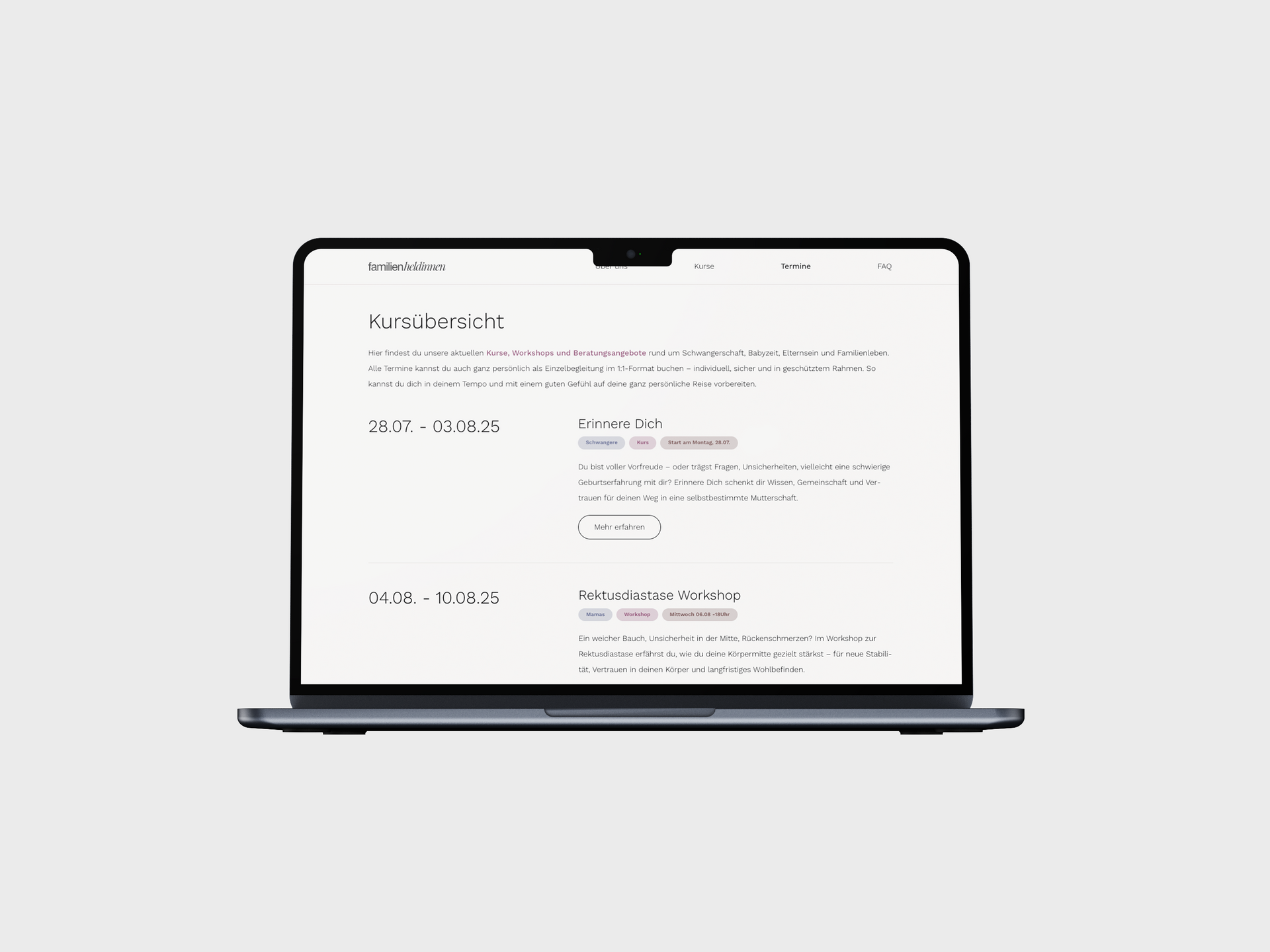 Laptop mit Textanzeige auf einer hellbeigen Webseite vor grauem Hintergrund.
