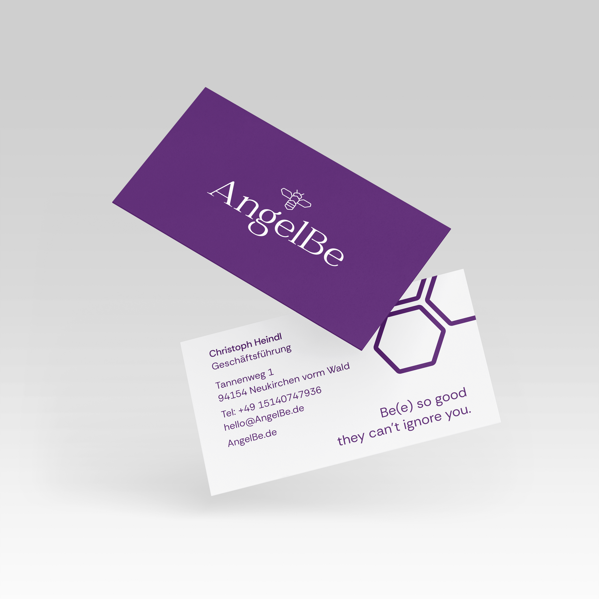 Zwei Visitenkarten, eine lila mit dem Logo „AngelBe“, eine weiße mit Kontaktinformationen und einem sechseckigen Design.