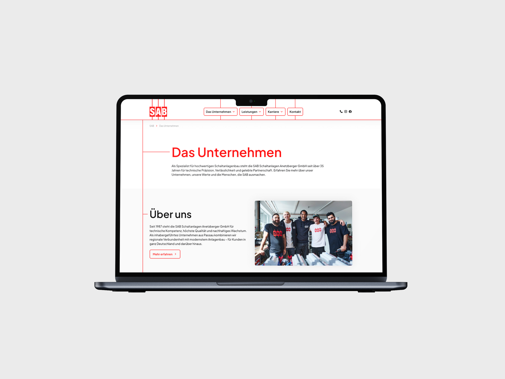 Auf dem Laptop-Bildschirm wird eine Webseite in deutscher Sprache angezeigt.