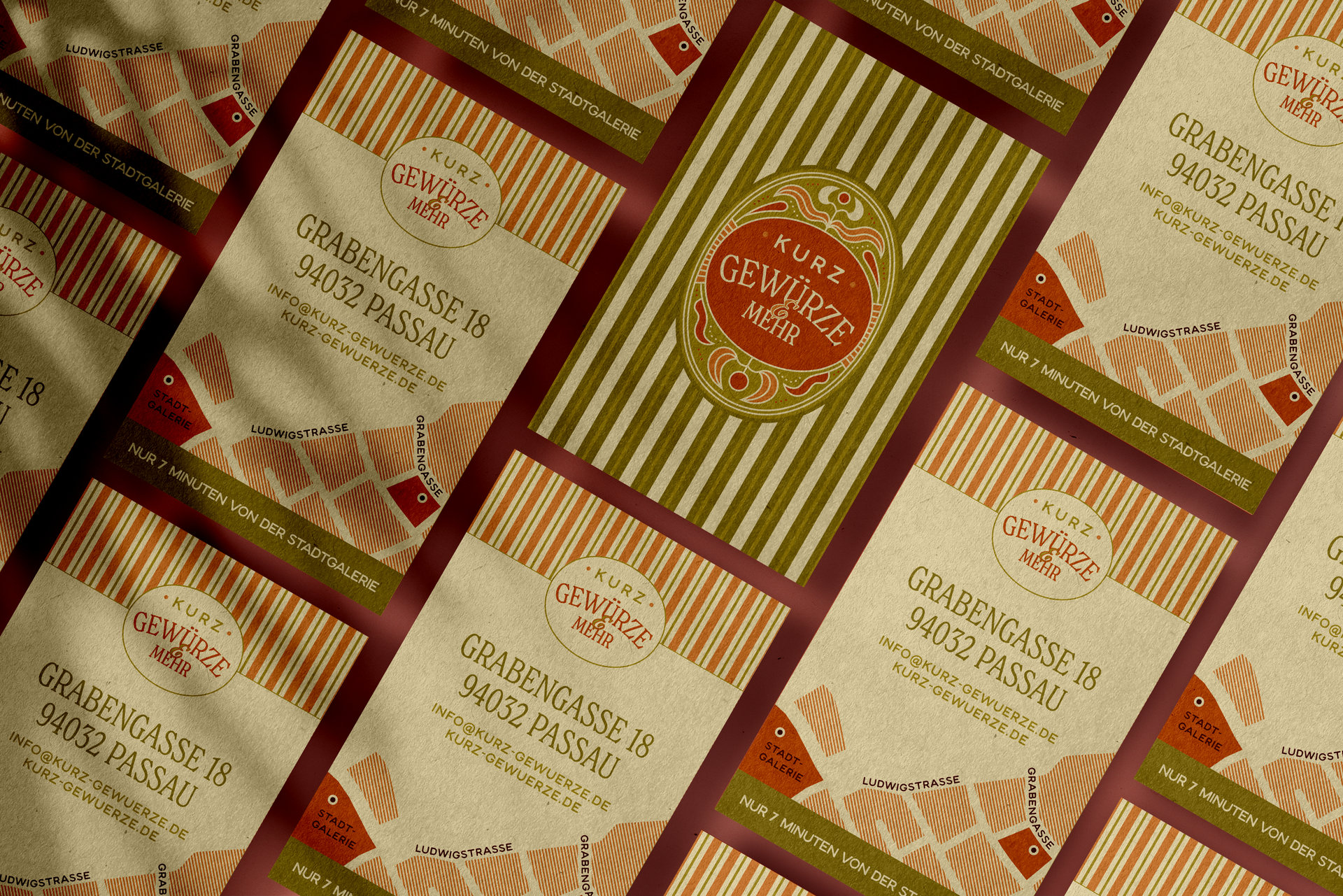 Überlappende, cremefarbene und braune gemusterte Karten mit einer zentralen grünen und orangen Karte.