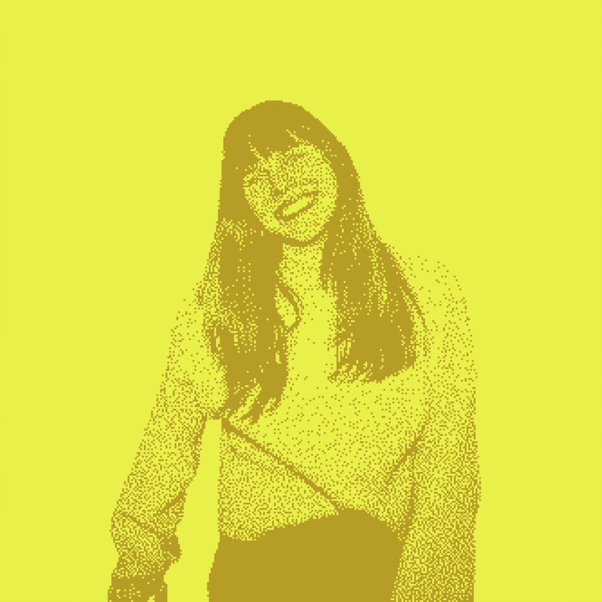 Frau in Gelb, lächelnd, Kopf geneigt, mit langen Haaren und einem leichten Pullover.