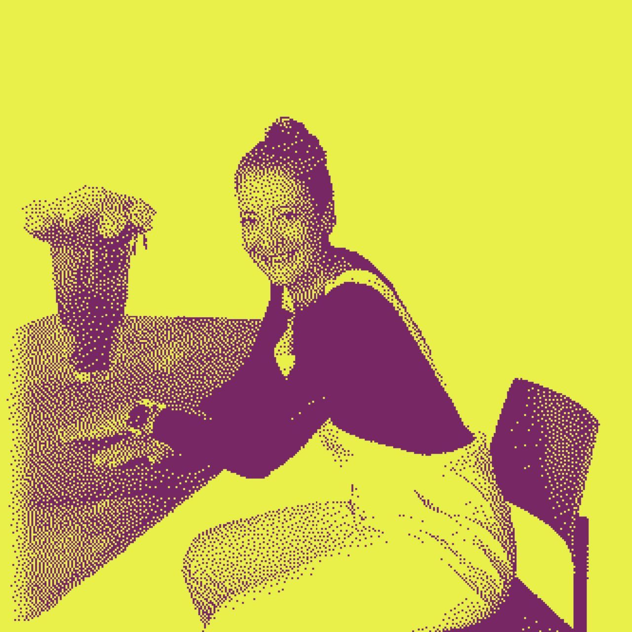 Eine lächelnde Frau sitzt an einem mit Blumen geschmückten Tisch und arbeitet. Farbschema: Lila und Gelb.