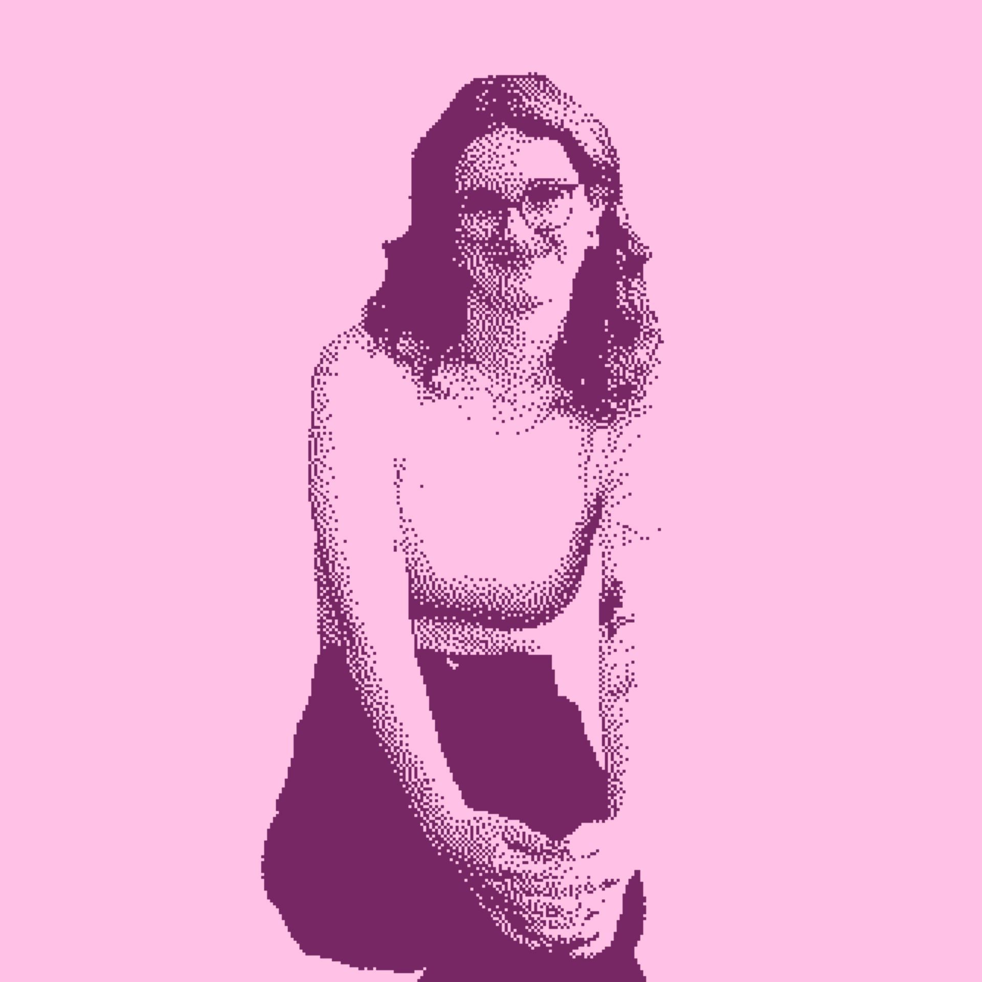 Frau mit Brille in ärmellosem Top, lila auf rosa Hintergrund.