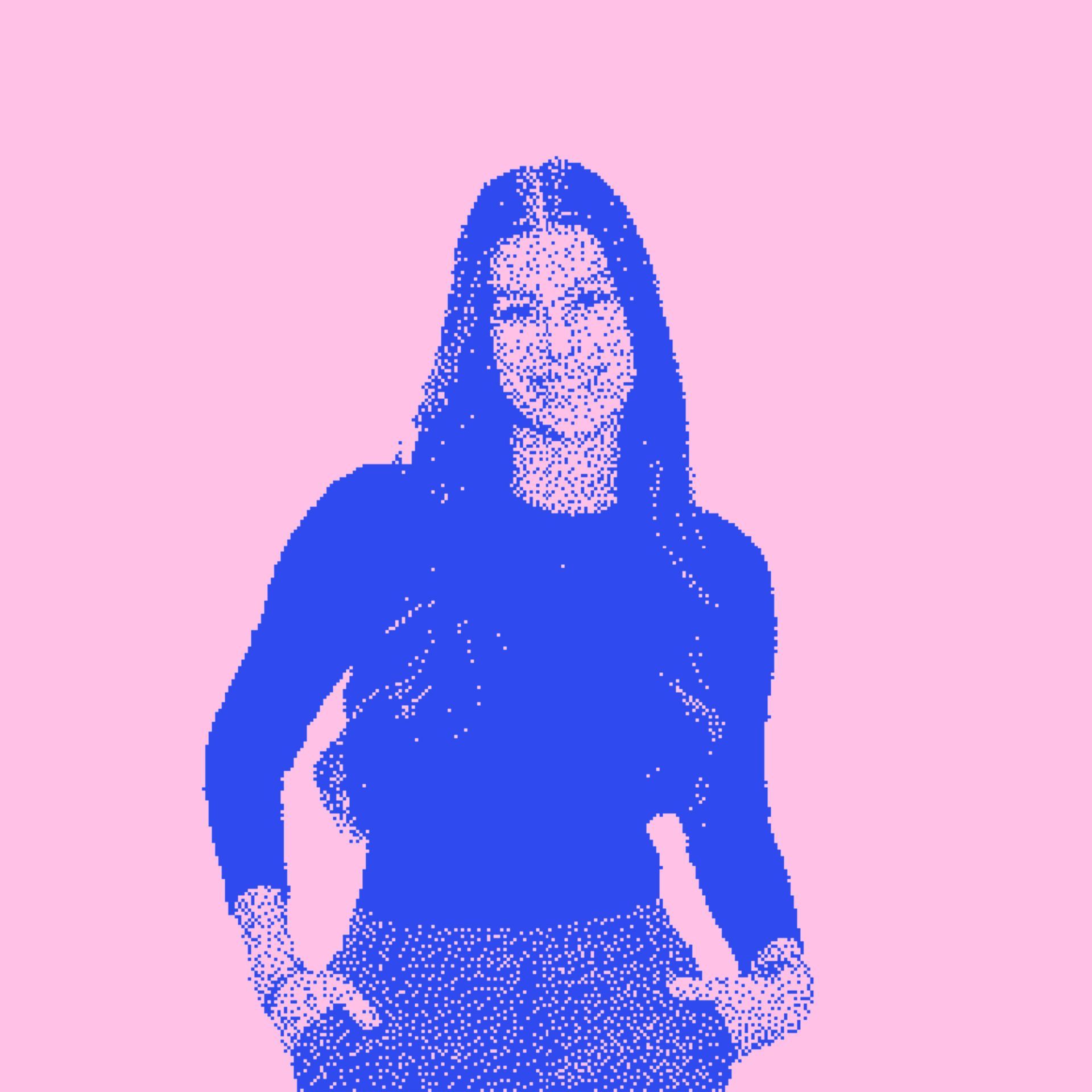 Frau in Blau lächelt vor rosa Hintergrund, Hände in den Taschen.