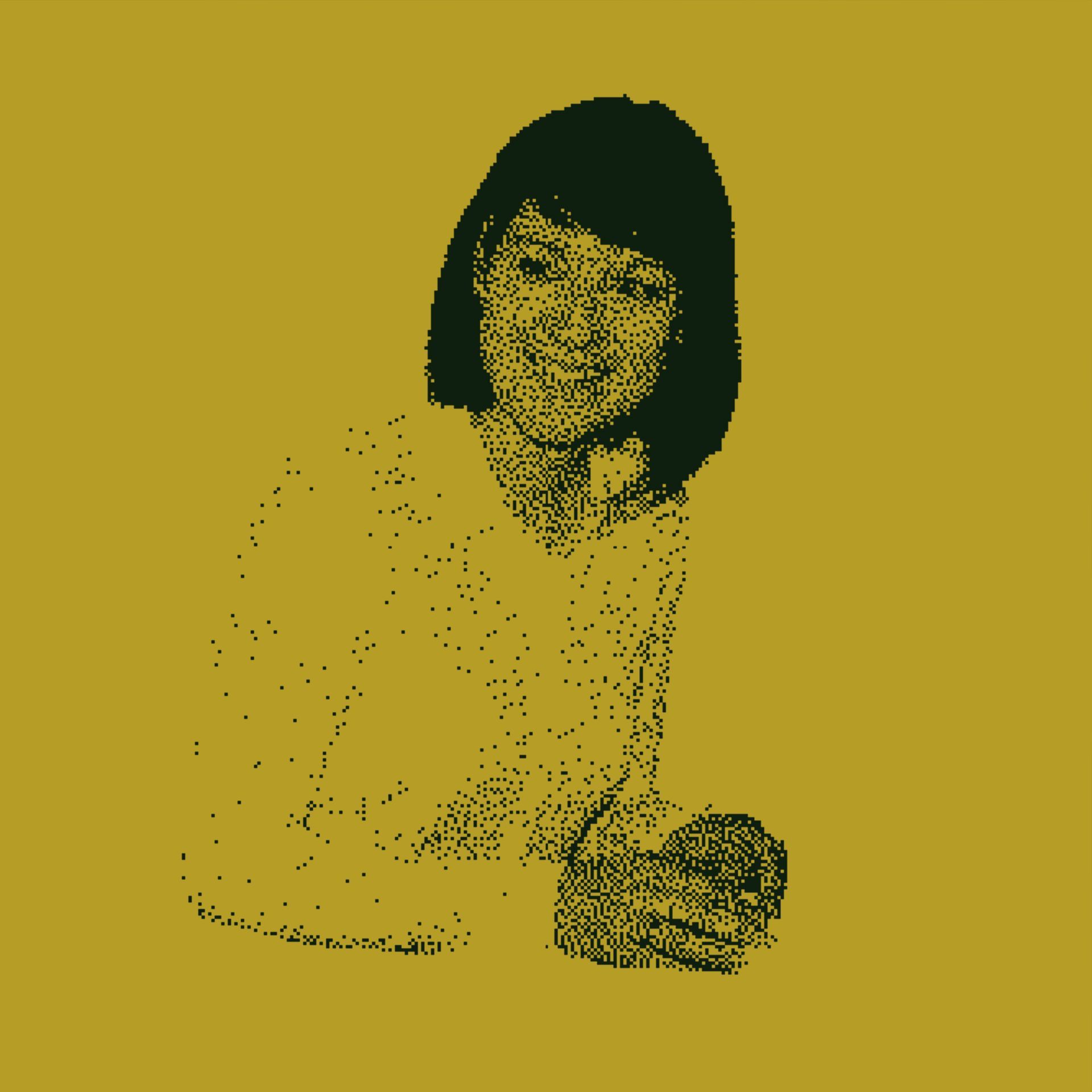 Frau in einem hellen Oberteil, die sich vorbeugt und lächelt; dargestellt mit schwarzen Punkten auf goldenem Hintergrund.