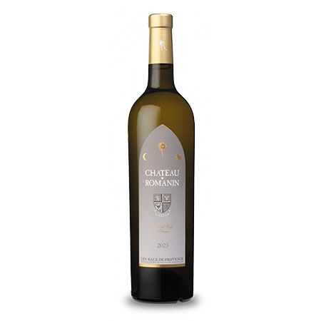Een fles witte wijn van Château Romanin op een witte achtergrond.