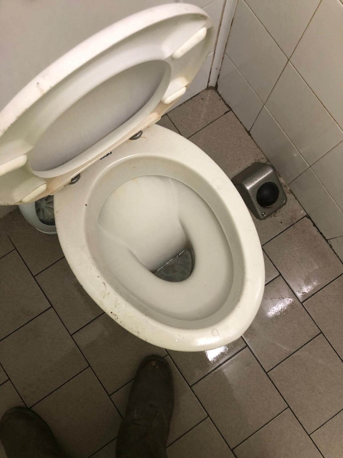 Un uomo sta lavando un furgone bianco in un parcheggio.