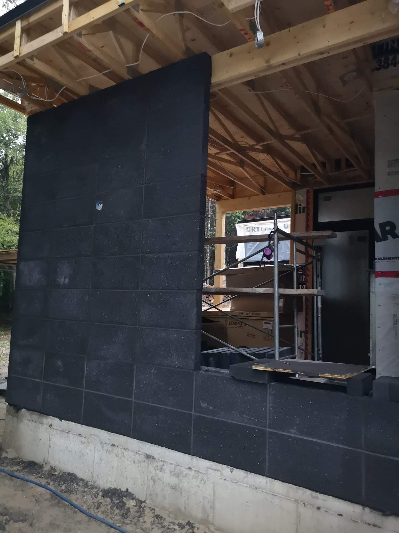 Un bâtiment en construction avec un grand mur noir