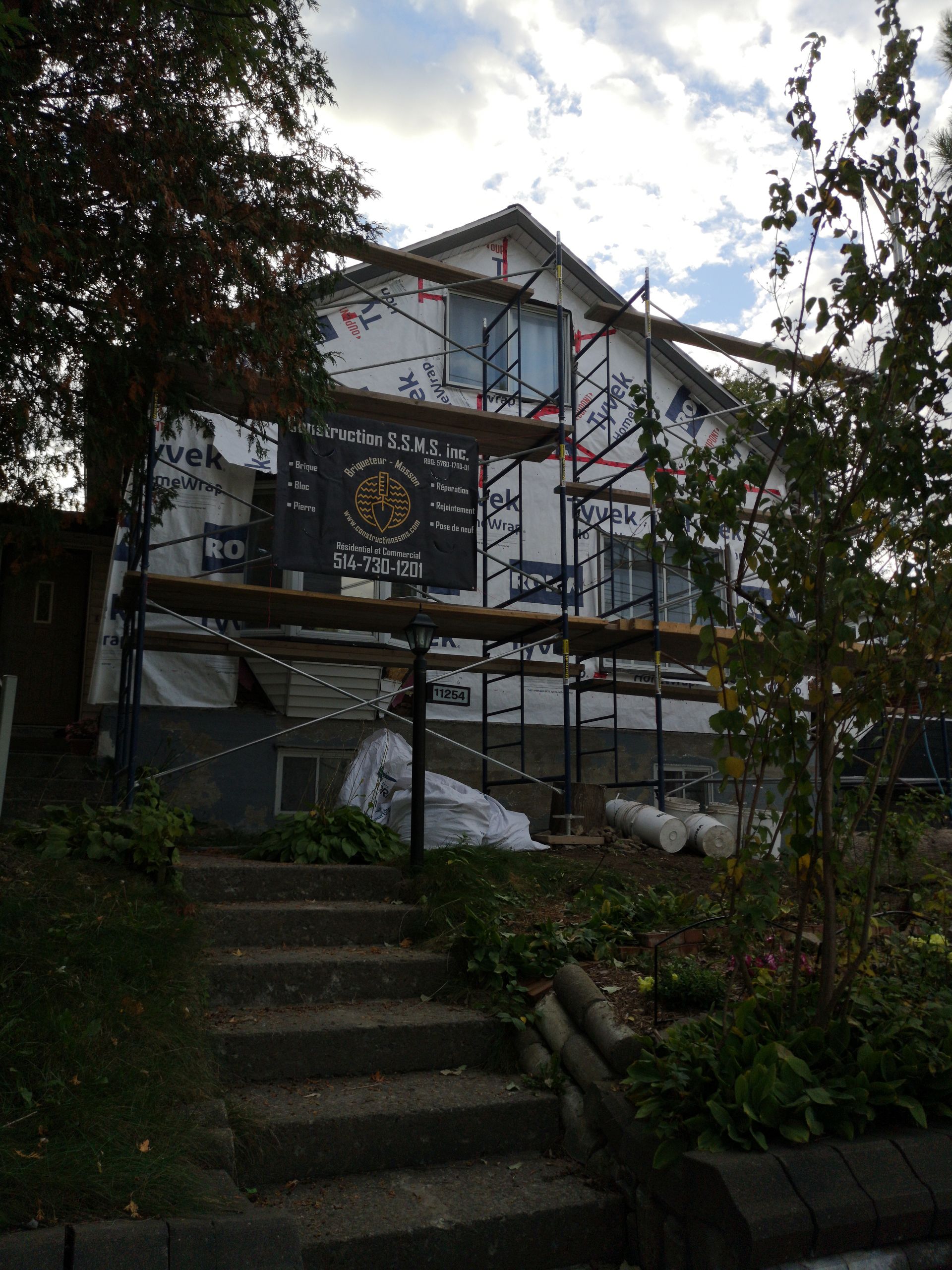 Une maison en cours de rénovation avec des échafaudages autour