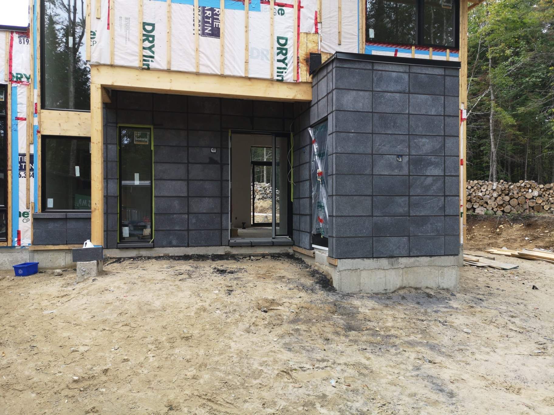 Une maison en construction avec un film sec sur le côté