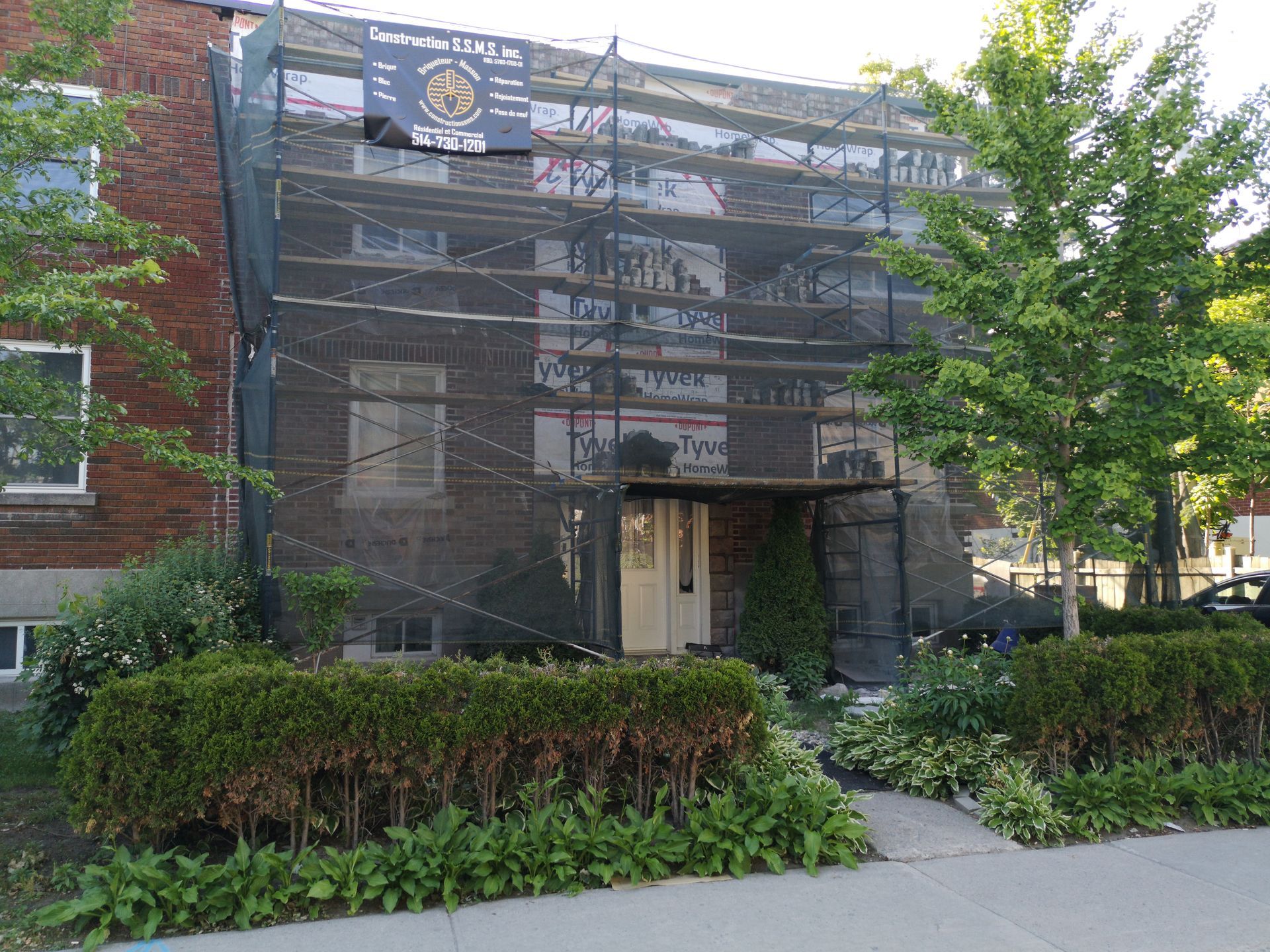 Un bâtiment avec des échafaudages sur le côté est en cours de rénovation.